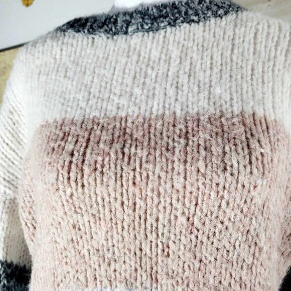 Used: American Eagle Knitted sweater Size M - Picture 10 of 10